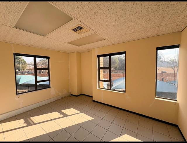 144M² OFFICE TO LET IN FOURWAYS